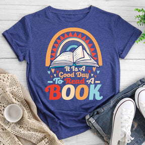 C'est une bonne journée pour lire un livre T-shirt col rond