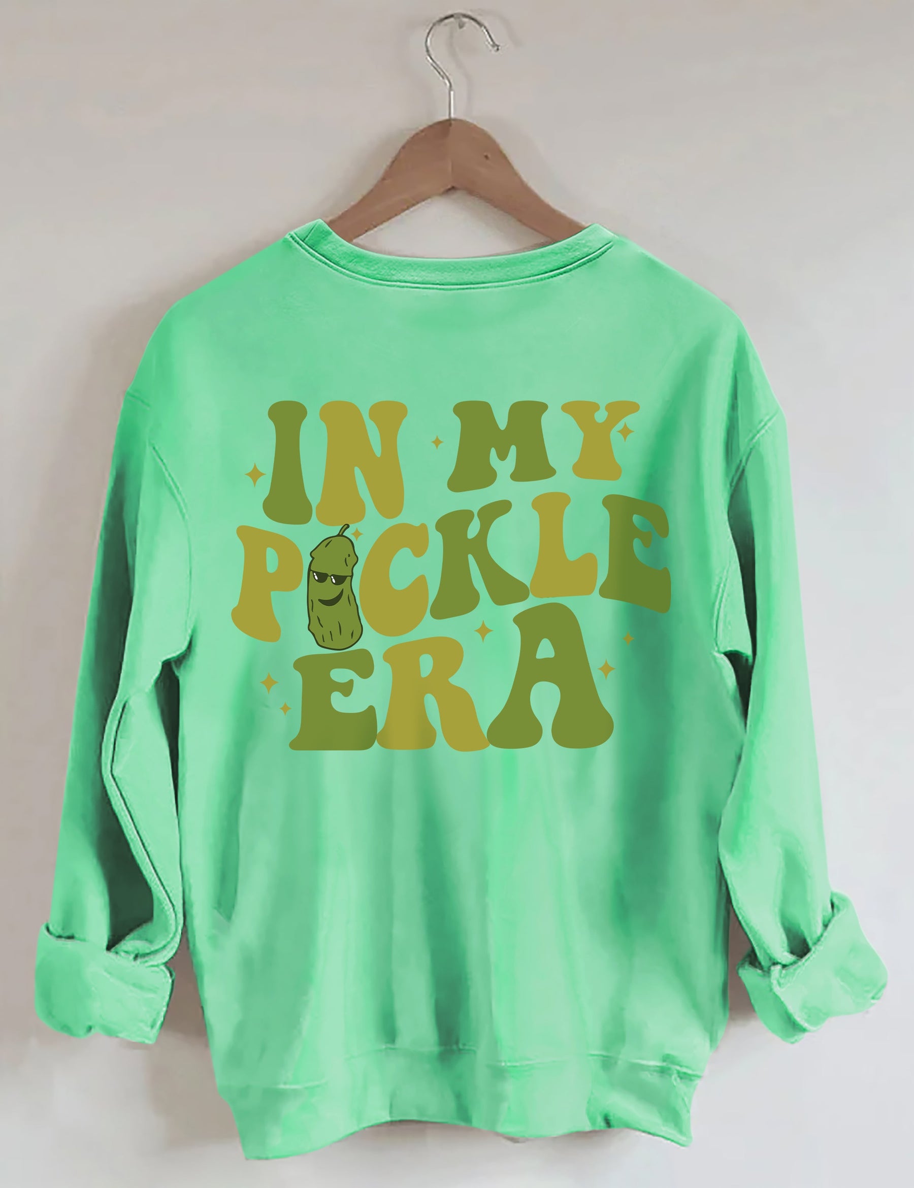 In meinem Pickle-Ära-Sweatshirt 