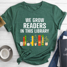 Nous développons des lecteurs dans ce t-shirt de bibliothèque