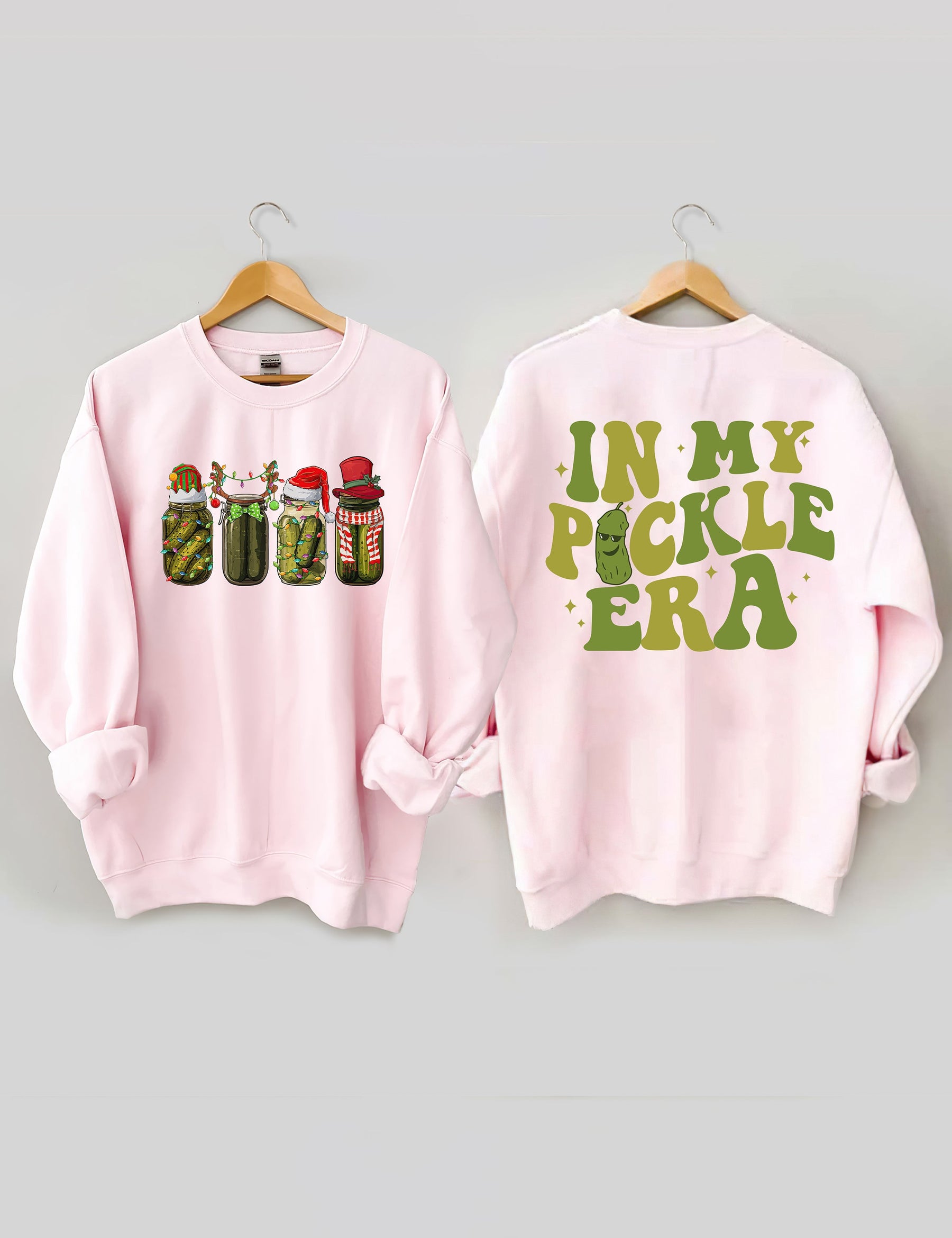 In meinem Pickle-Ära-Sweatshirt 